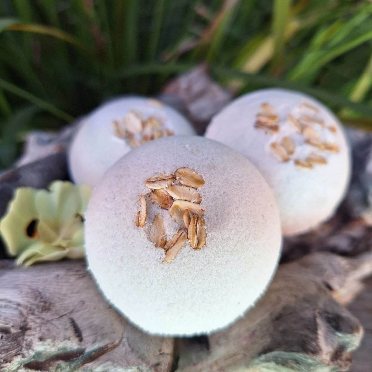 Pure unscented bath bomb for sensitive skin with camel milk and colloidal oatmeal.